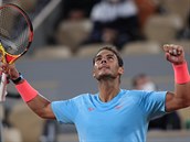 Rafael Nadal slaví postup do osmifinále French Open.