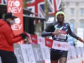 Etiopan Shura Kitata opanoval Londýnský maraton.