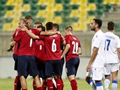etí fotbalisté se radují ze vstelené branky proti Kypru.