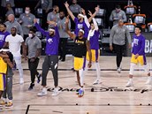 Basketbalisté Lakers s radují z vítzství nad Miami.