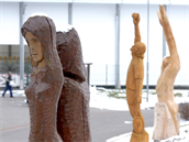 Devné sochy z ezbáského sympozia jsou k vidní na stadionu.