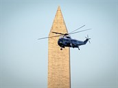 Amerického prezidenta pevezl vrtulník do vojenské nemocnice.