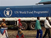 Kamion s potravinovou pomocí od Svtového potravinového programu (WFP). Na...