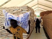 Potravinové zásoby pro uprchlíky z Jiního Súdánu.