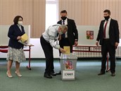 Prezident Milo Zeman odevzdal svj hlas v senátních volbách v Z Brdikova na...