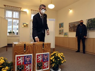 Pedseda vldy Andrej Babi (ANO) vhodil svj hlas do urny.