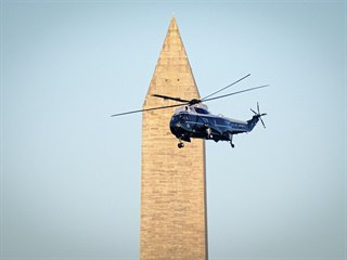 Americkho prezidenta pevezl vrtulnk do vojensk nemocnice.