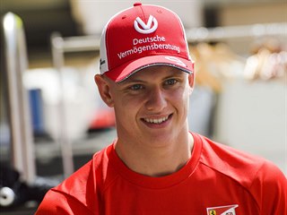 Pjde Mick Schumacher ve stopch svho otce?