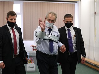 Prezident Milo Zeman odevzdv svj hlasovac lstek ve volbch do Sentu v...