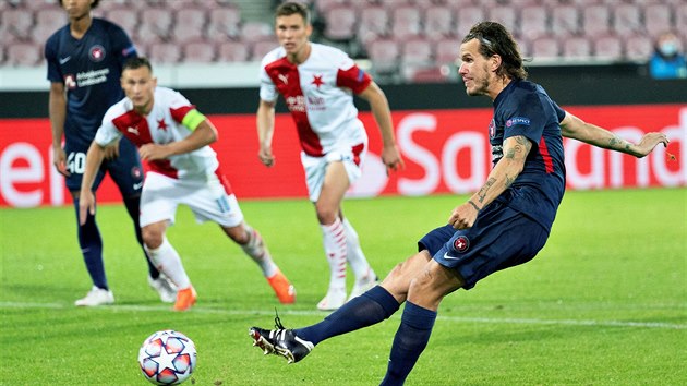 FC Midtjylland v Slavia Praha: Alexander Scholz  prom��uje opakovanou penaltu.