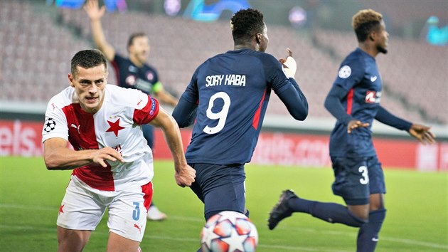 FC Midtjylland v Slavia Praha: Tom� Hole� kr�tce pot�, co si m�� zatan�il ve v�pn� po jeho ruce.