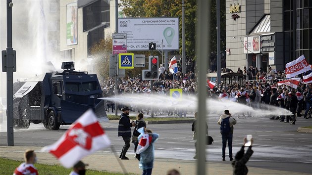 Policie rozhánla demonstranty vodními dly nkolik lidí zatkla.