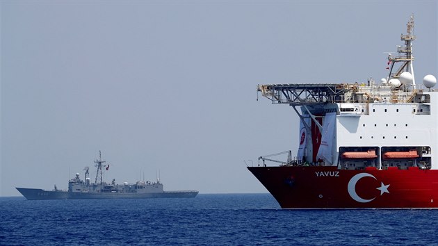 Turecká lo� Yavuz v pond�lí opustila vody jihozápadn� od Kypru, kde provád�la...
