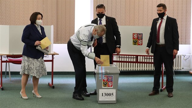 Prezident Milo Zeman odevzdal svj hlas v senátních volbách v Z Brdikova na...