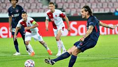 FC Midtjylland v Slavia Praha: Alexander Scholz  prom��uje opakovanou penaltu.