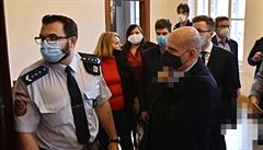 Ped soudem stojí 11 lidí a dv firmy vetn nkdejího politika za hnutí ANO...