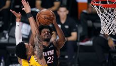Jimmy Butler (22) zá�í v NBA v dresu Miami