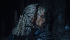 Geralt (Henry Cavill) v novém brn�ní. Druhá série seriálu Zaklína�.