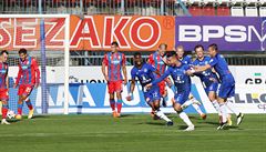 Fotbalisté Olomouce slaví branku do sít Plzn.