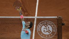 Rafael Nadal slaví postup do semifinále French Open.