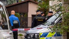 Policisté stojí ped domem v Dolní Lutyni na Karvinsku, kde se pedchozího...