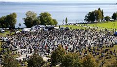 Lidé protestují proti koronavirovým opat�ením v N�mecku.