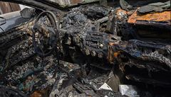 Zni�ené auto po výbuchu ve m�st� St�panakert.