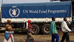 Kamion s potravinovou pomocí od Sv�tového potravinového programu (WFP). Na...