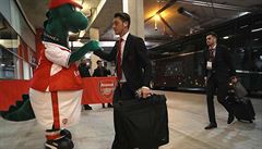 Maskot Arsenalu Gunnersaurus a Mesut Özil.