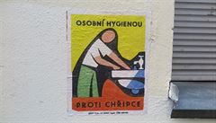 V Drá��anech visí zv�t�ené informa�ní nálepky od zápalek, které za totality...