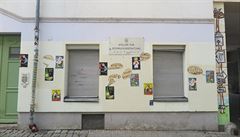 V Drá��anech visí zv�t�ené informa�ní nálepky od zápalek, které za totality...