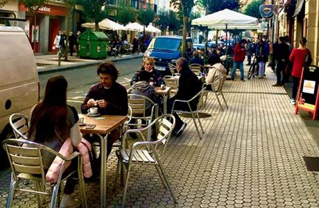 Obyejná sobota v centru msta (San Sebastián); lidé si vychutnavaji posezení...