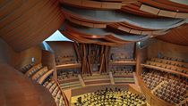 Interir slu pro 2200 osob s varhanami, je navrhl Gehry.