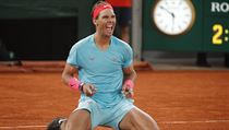 Rafael Nadal s trofejí pro vítěze French Open