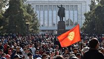 Protestujc v Kyrgyzstnu proti prezidentu eenbekovi.