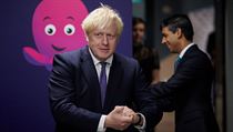 Britsk premir Boris Johnson (vlevo) a ministr financ Rishi Sunak.