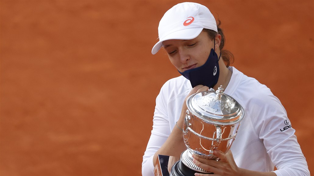 Devatenáctiletá Iga wiateková ovládla tenisové Roland Garros