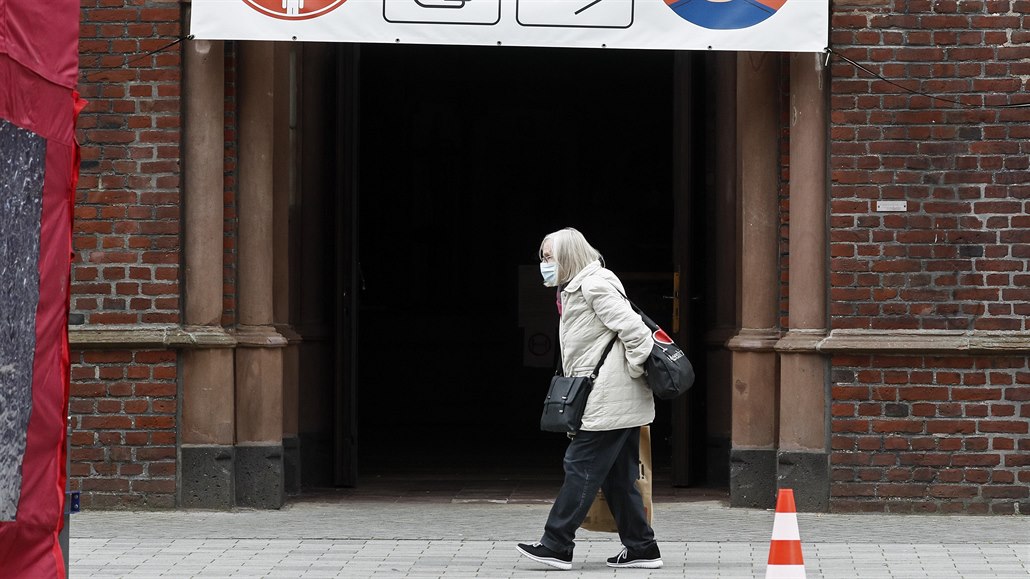 Pandemie covid-19 v Německu. Žena prochází okolo kostela v německém...