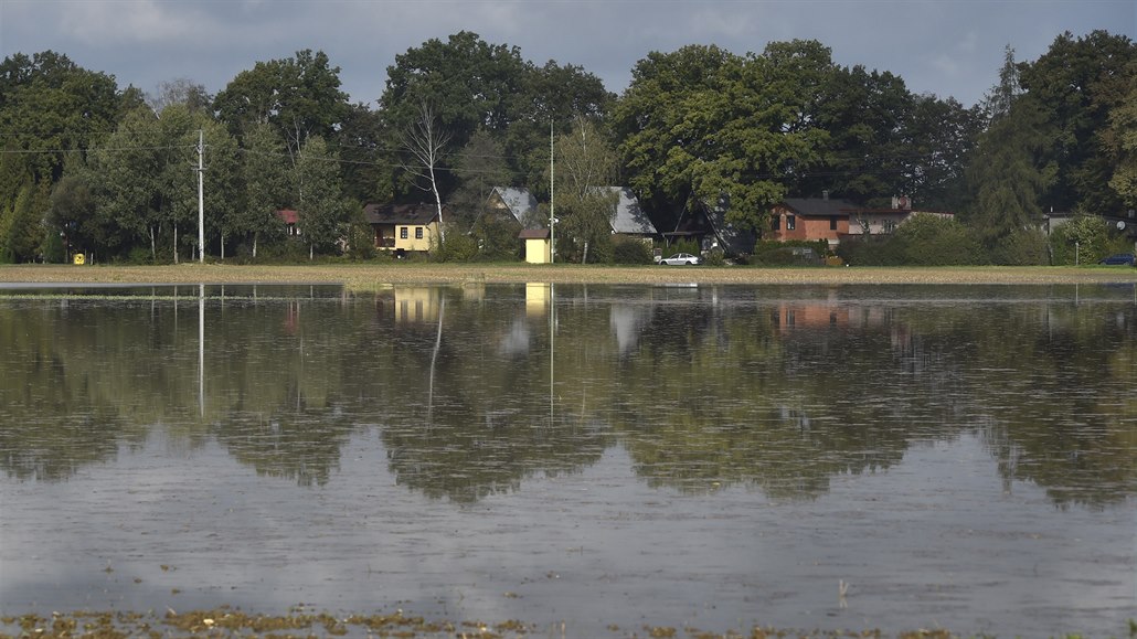 Rozvodnná eka Opava 15. íjna 2020 zaplavila louky a pole v Dhylov na...