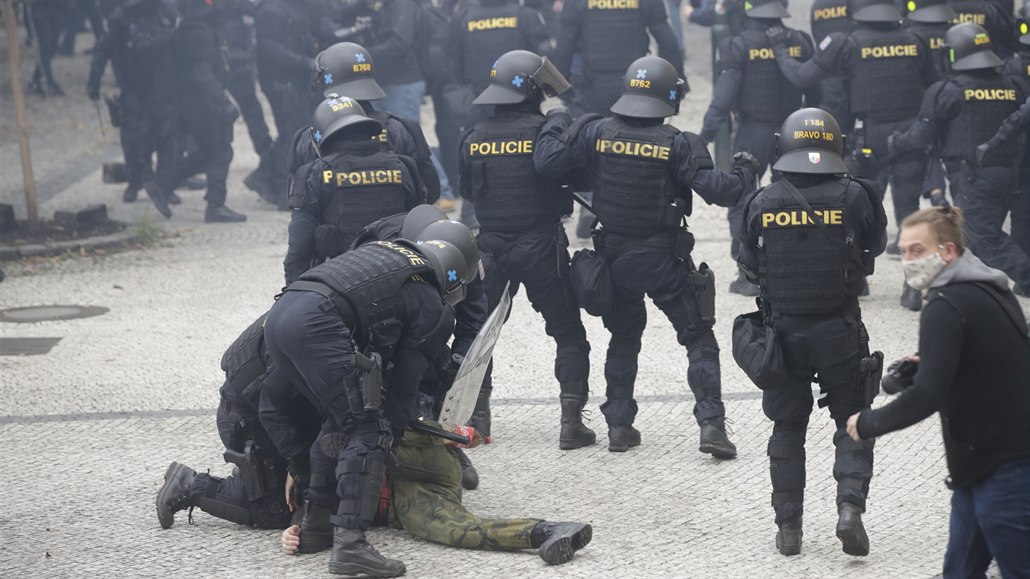 Demonstrace chuligán na Staromstském námstí.