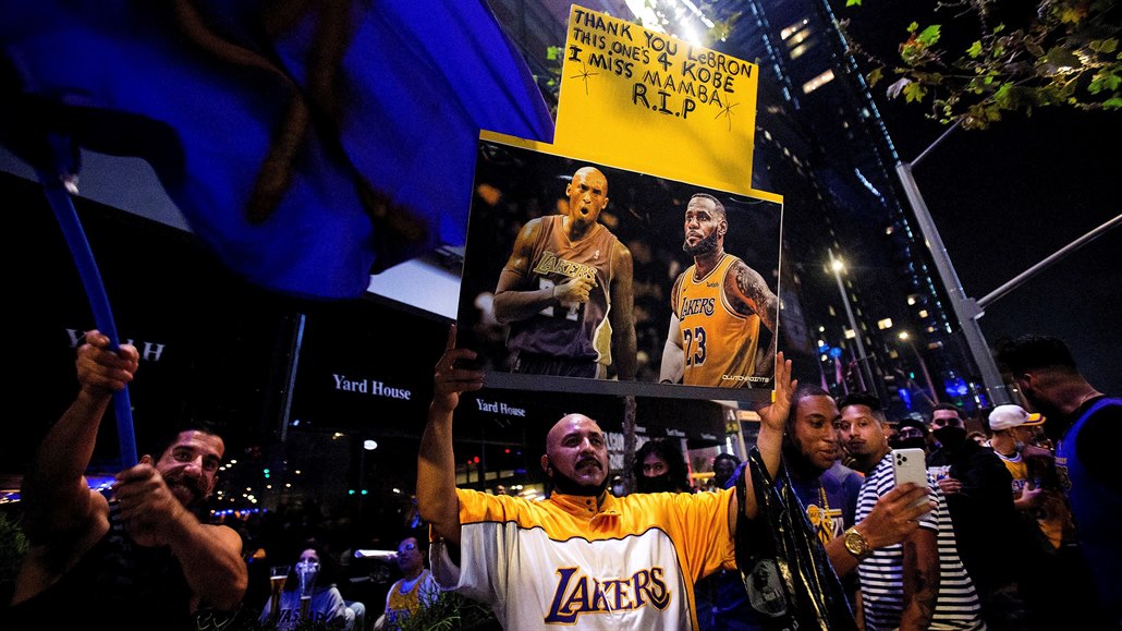 Fanoušci Lakers zavzpomínali také na Kobeho Bryanta.