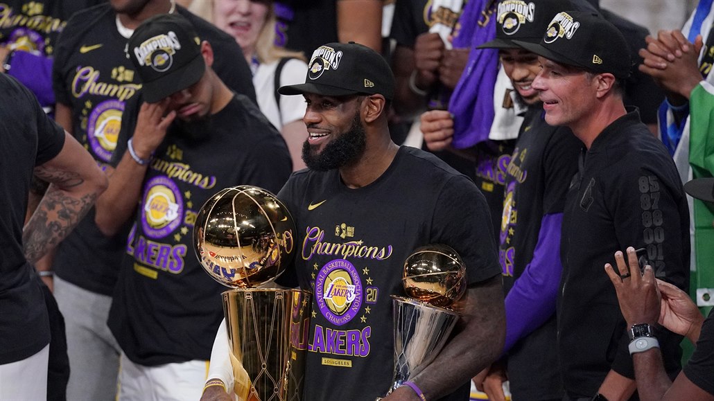 LeBron James ověnečný trofejemi po finále NBA.