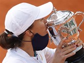 Devatenáctiletá Iga wiateková ovládla tenisové Roland Garros