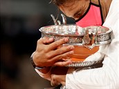 Rafael Nadal s trofejí pro vítze French Open