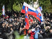 Slovenští chuligáni protestovali proti rouškám vrháním kamenů a láhví, policie zasáhla. Zopakuje se to v Praze?