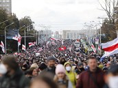 Tisíce lidí protestujících v Minsku.