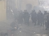 Demonstrace chuligán na Staromstském námstí.