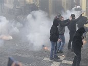 Demonstrace chuligán na Staromstském námstí.