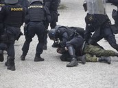 Demonstrace chuligán� na Starom�stském nám�stí.