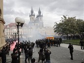 Demonstrace chuligán na Staromstském námstí.